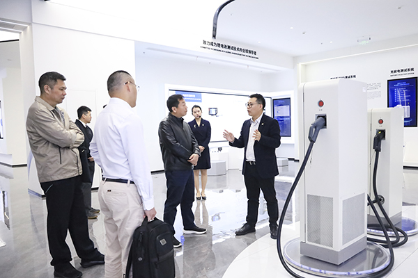 星云股份副董事長(zhǎng)、總裁劉作斌向福船集團(tuán)副總經(jīng)理李振均一行介紹公司充電產(chǎn)品.jpg